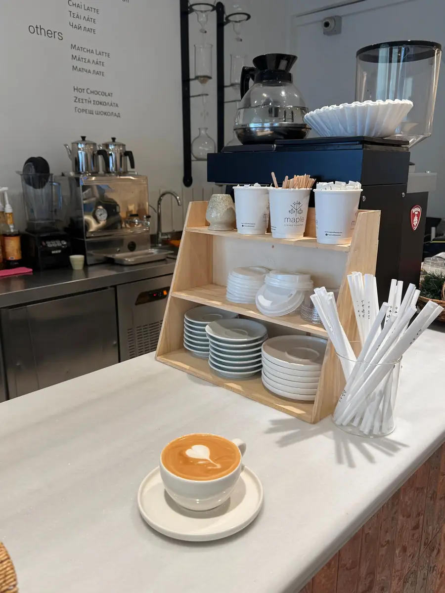 Kaffebar med kopper og latte