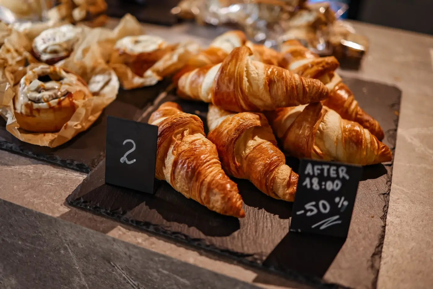 Croissanter på et bræt