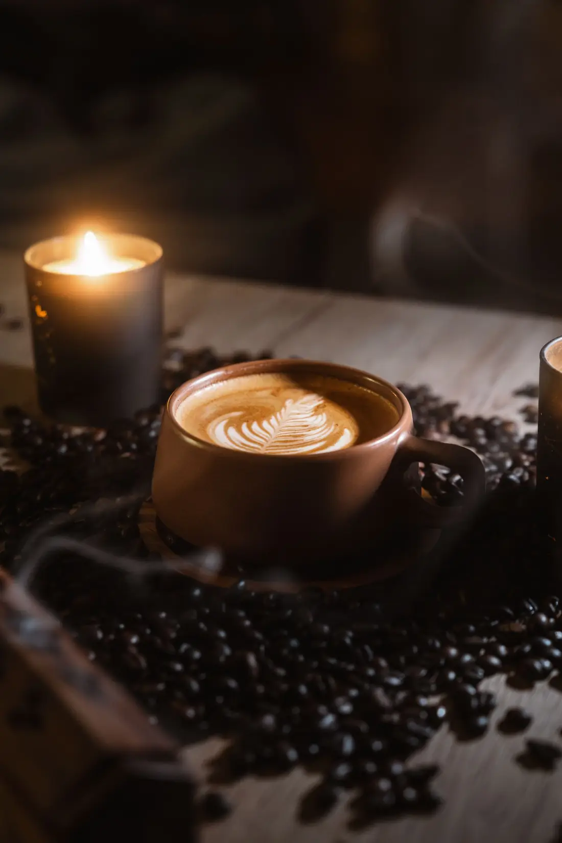 Cappuccino med latte art og stearinlys