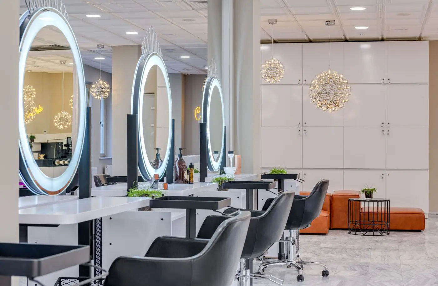 Lys frisørsalon med runde spejle